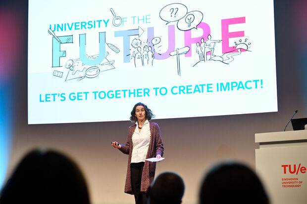 Towards University 4.0: hubs and personalized learning paths