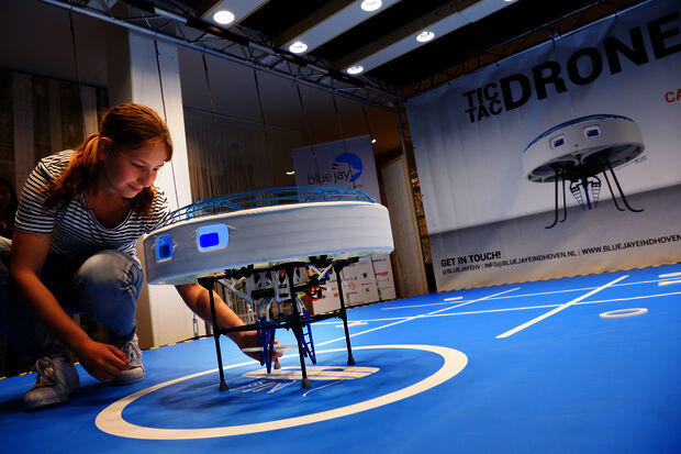TU/e drone passes playful test in hospital