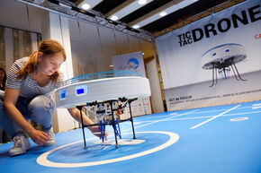 Sam Schellekens speelt tegen een drone. Foto | Bart van Overbeeke