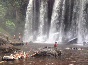 Zwemmen bij de watervallen van Phnom Kulen.