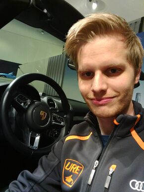 Achter het stuur van een Porsche. Achter het stuur van een Porsche.