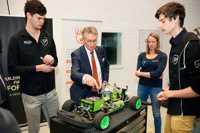 Bij het prototype van Team FAST. Foto | Bart van Overbeeke