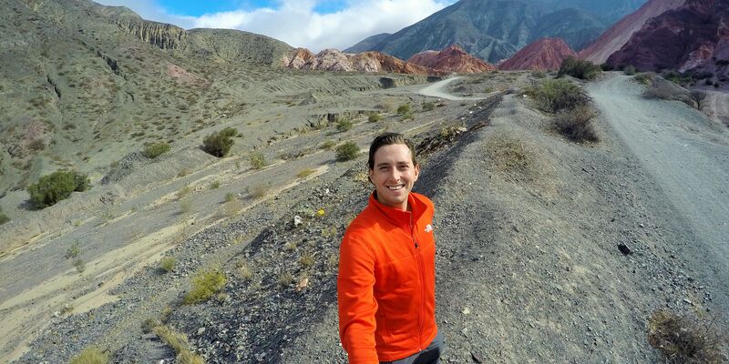 Bart bij de Cerro de los Siete Colores in Salta, de berg met de zeven kleuren.