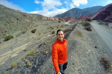 Bart bij de Cerro de los Siete Colores in Salta, de berg met de zeven kleuren.
