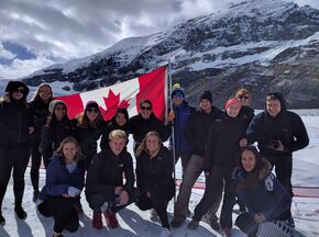 Met de groep over een gletsjer lopen. Ik houd de vlag vast.