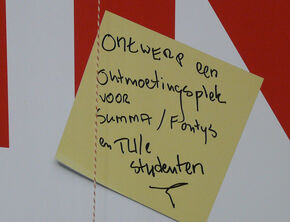Jo van Ham 'tekent' de BRAINS-inspiratiewand.