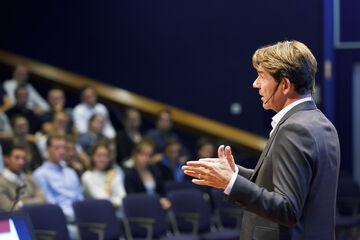 Twan Huys tijdens de openingslezing van de lustrumweek van Technische Bedrijfskunde. Foto | Bart van Overbeeke