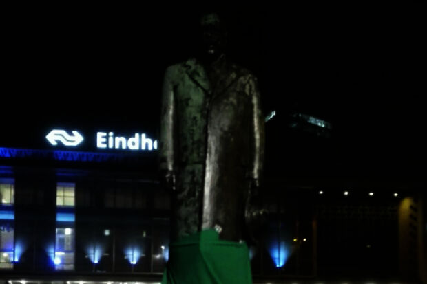Milieubewuste studentes hullen Philips-mannen in het groen