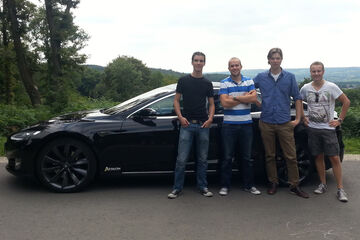 De vier TU/e'ers met de 'record-Tesla'.