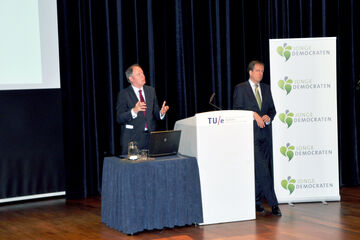 Paul van Meenen en Alexander Pechtold tijdens hun gastcollege in het Auditorium.