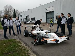 De racewagen van InMotion maakte zondag zijn rijdende debuut voor publiek. De racewagen van InMotion maakte zondag zijn rijdende debuut voor publiek.