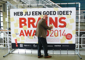 Jo van Ham 'tekent' de BRAINS-inspiratiewand.