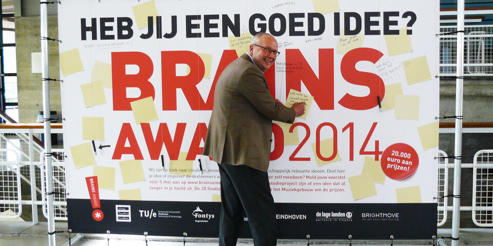 Jo van Ham 'tekent' de BRAINS-inspiratiewand.