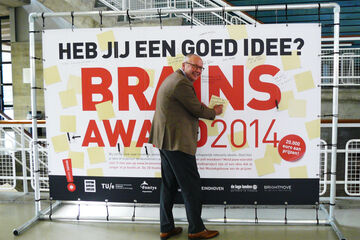 Jo van Ham 'tekent' de BRAINS-inspiratiewand.