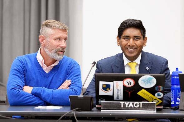 Steven Ralston (links) tolkt voor Arjun Tyagi. Foto | Bart van Overbeeke