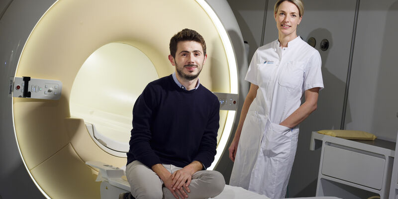 Salvatore Saporito en Ingeborg Herold bij een MRI-scanner. Foto | Bart van Overbeeke