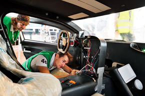 Herstellen van het middenconsole op donderdag. Foto | Bart van Overbeeke