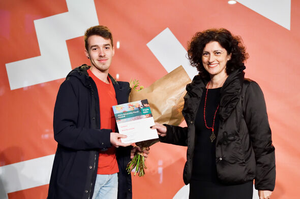 Nathan Pottier (left) receives his prize from TU/e's Chief Diversity Officer Evangelia Demerouti. Photo | Bart van Overbeeke