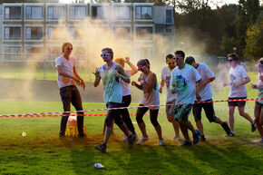 Holi Run op de campus. Foto | Bart van Overbeeke