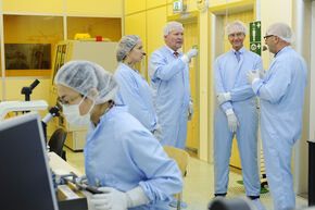 Minister Kamp in de cleanroom. Foto | Bart van Overbeeke