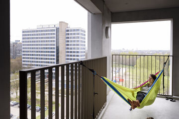 Ronnie op haar balkon in Aurora. Foto | Bart van Overbeeke
