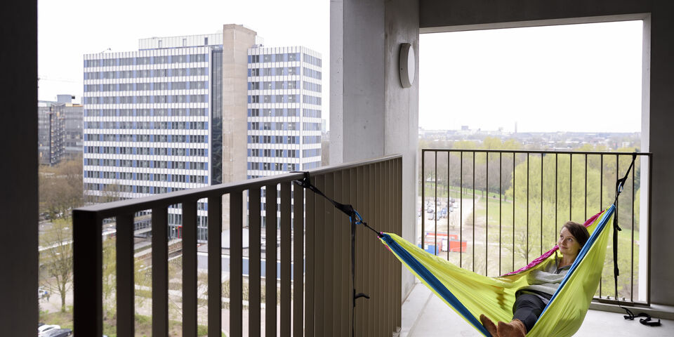 Ronnie op haar balkon in Aurora. Foto | Bart van Overbeeke