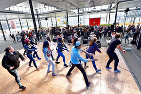 Dansen tijdens de community lunch. Foto | Bart van Overbeeke
