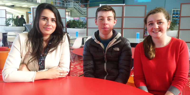 TU/e-studente Celina (links) met Caimin uit Ierland en de Amerikaanse Abigail.