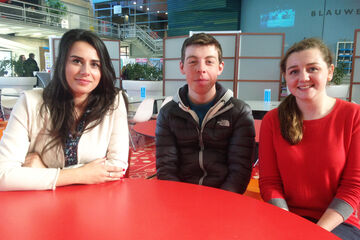 TU/e-studente Celina (links) met Caimin uit Ierland en de Amerikaanse Abigail.