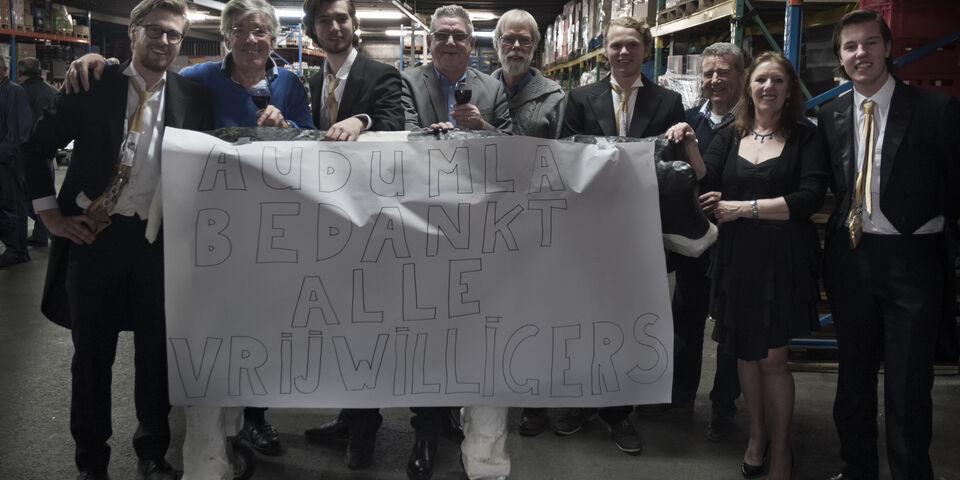 De dispuutsleden met het bestuur van de voedselbank.