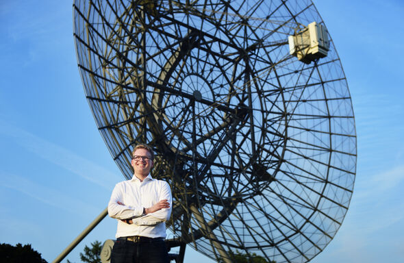 Rik Jongerius bij een van de vele antennes. Foto | Sjoerd van Belkum