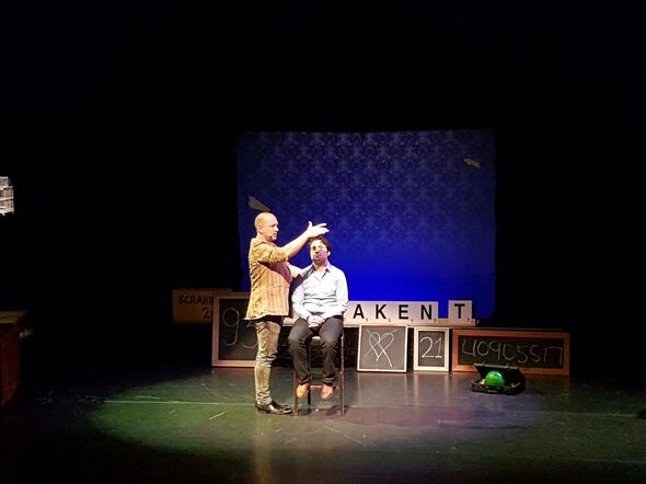 Alain Starke op het podium bij illusionist Rob (van Emiel). Alain Starke op het podium bij illusionist Rob (van Emiel).