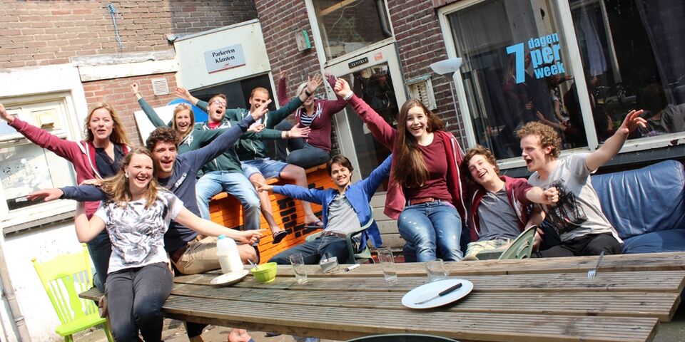 Een aantal bewoners van Zjem en Confiture vieren de uitverkiezing van hun studentenhuis l Foto: Kelly Teunissen