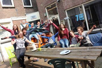 Een aantal bewoners van Zjem en Confiture vieren de uitverkiezing van hun studentenhuis l Foto: Kelly Teunissen