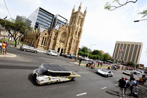 Zonneauto-parade door Adelaide. Foto | Bart van Overbeeke