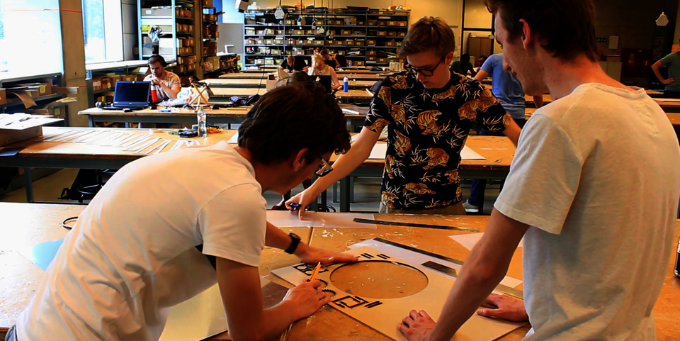 Enactus werkt aan het prototype van de BrightBin. Foto | Enactus Eindhoven