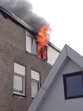 Brand in een studentenhuis aan de De Vriesstraat. Brand in een studentenhuis aan de De Vriesstraat.