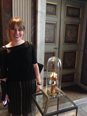 Karin Niemantsverdriet op de tentoonstelling 'Royal Showpieces'.