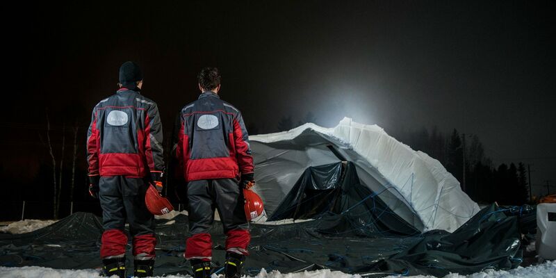 Twee bouwers bij de ingestorte ijsbrug vannacht. Foto | Thomas Meijerman