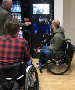 Vanuit een rolstoel kun je niet overal goed bij. Pinnen bij de drankautomaat is bijvoorbeeld lastig. Foto | Judith van Gaal