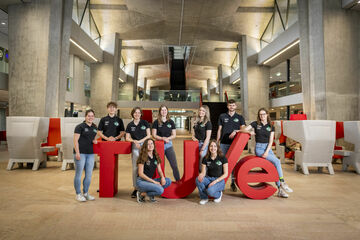 Het iGEM-team; uiterst rechts Rian Driedijk. Foto | Leonie Voets