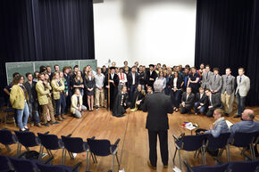 Van Duijn spreekt studenten toe. Foto | Bart van Overbeeke