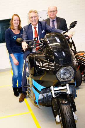 Op de motor met Maartje Verhoek en Jan Mengelers. Foto | Bart van Overbeeke