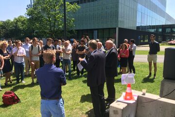 Het College van Bestuur discussieert met de aanwezigen na het in ontvangst nemen van de petitie. Foto | Joost Katoen