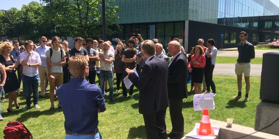 Het College van Bestuur discussieert met de aanwezigen na het in ontvangst nemen van de petitie. Foto | Joost Katoen