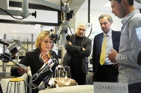 Minister Jet Bussemaker bekijkt de oogchirurgierobot. Foto | Bart van Overbeeke