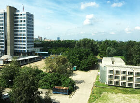 Rechts de spaceboxen die binnenkort de campus verlaten.