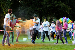 Holi Run op de campus. Foto | Bart van Overbeeke