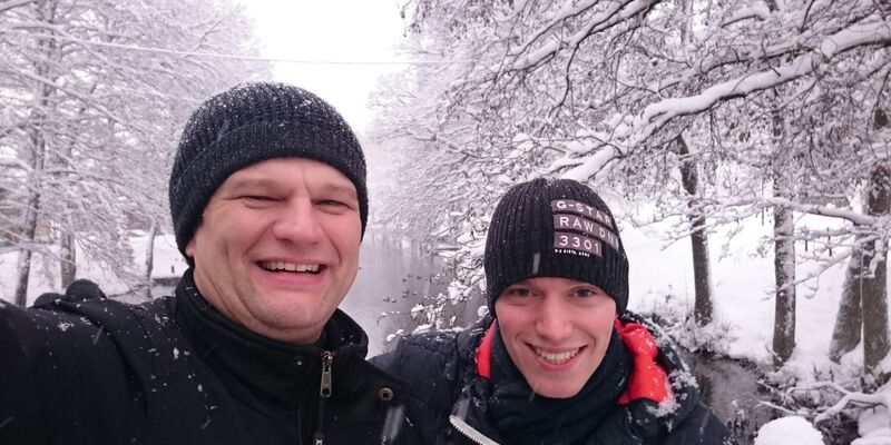 Quint (rechts) in de Zweedse sneeuw met zijn huisbaas.