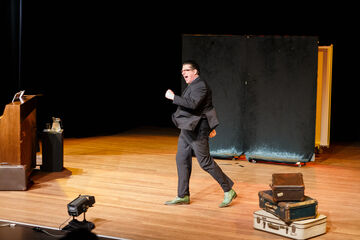 Joep Lochtenberg tijdens zijn cabaretvoorstelling. Foto | Glenn van Kamperdijk